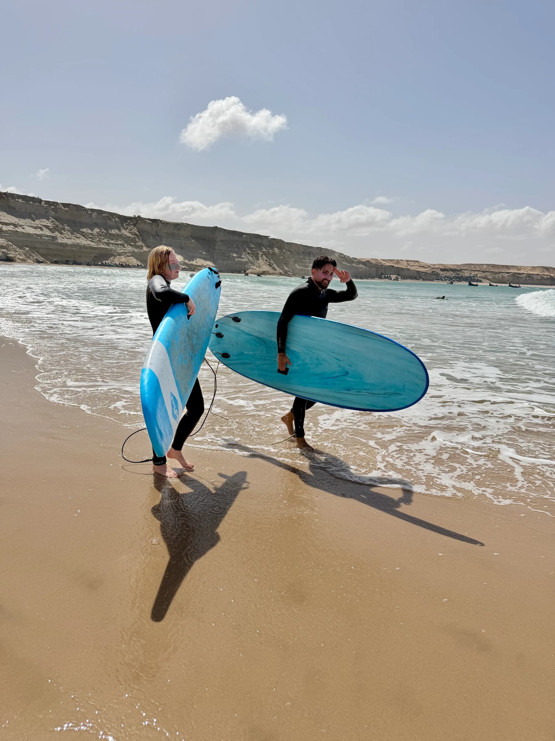 Matériel de kitesurf prêt sur la plage