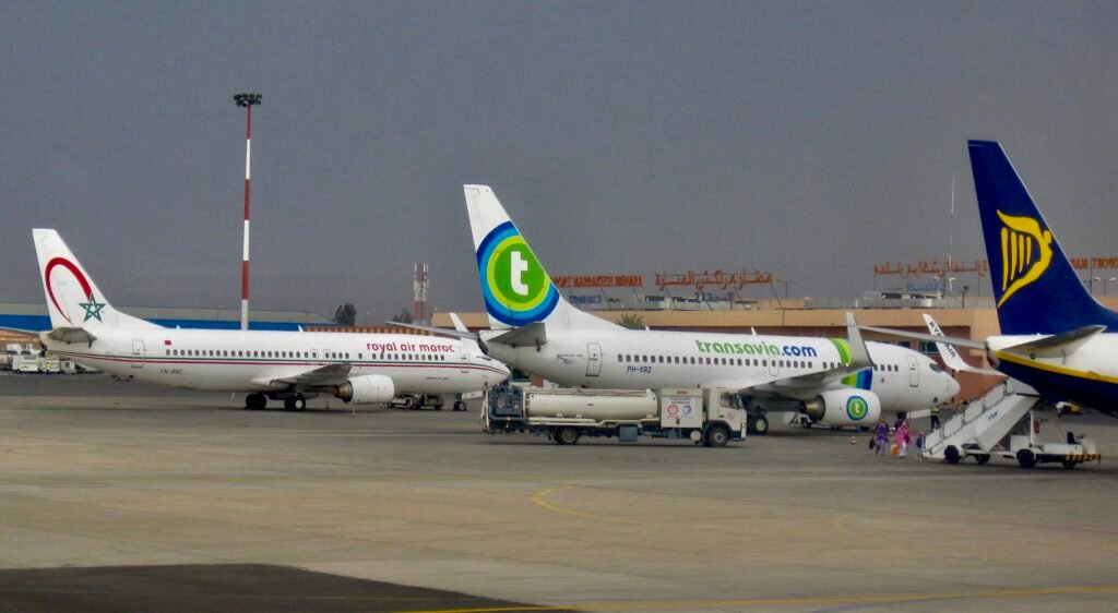 Avion Transavia prêt à décoller vers Dakhla, paradis du kitesurf et du surf au Maroc.
