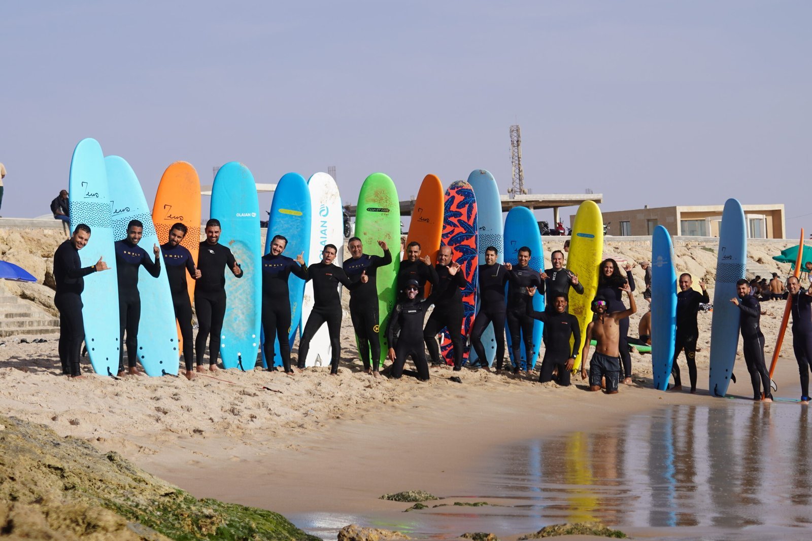 Surfing Lesson – Stage de Kitesurf & Wingfoil à Dakhla | Salty Joy 1 coaching surf Dakhla, leçon technique sur la plage par un moniteur Salty Joy